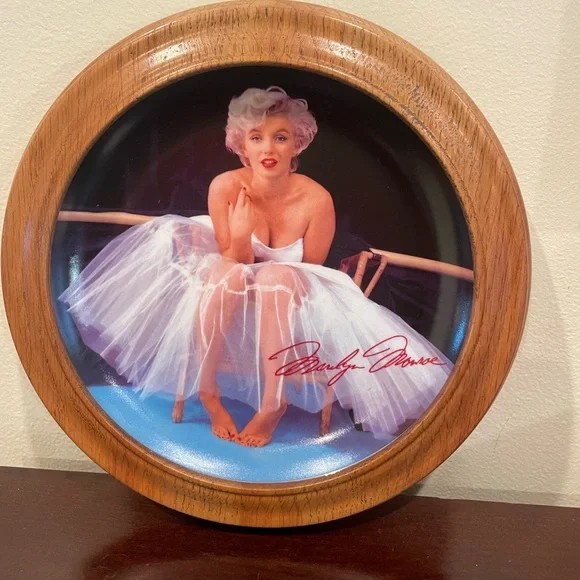 Marilyn Monroe Vintage Decorative Plate with Wooden Frame - Picture 5 of 12